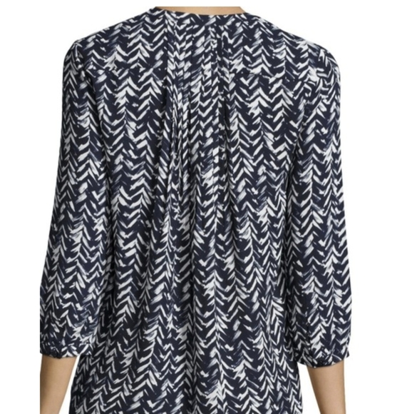 NYJD 3/4-Sleeve Printed Pleated-Back Blouse, Feather Chevron - Picture 2 of 6
